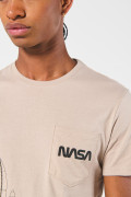 Camiseta kaki clara de NASA con manga corta y bolsillo