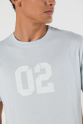 Camiseta cuello redondo azul clara con números college