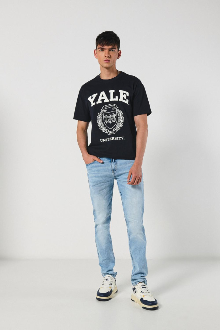 Camiseta azul intensa cuello redondo con diseño de Yale