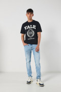 Camiseta azul intensa cuello redondo con diseño de Yale