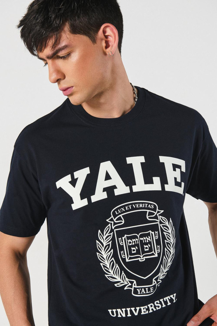 Camiseta azul intensa cuello redondo con diseño de Yale