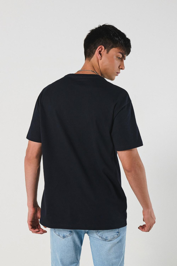 Camiseta azul intensa cuello redondo con diseño de Yale