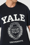 Camiseta azul intensa cuello redondo con diseño de Yale