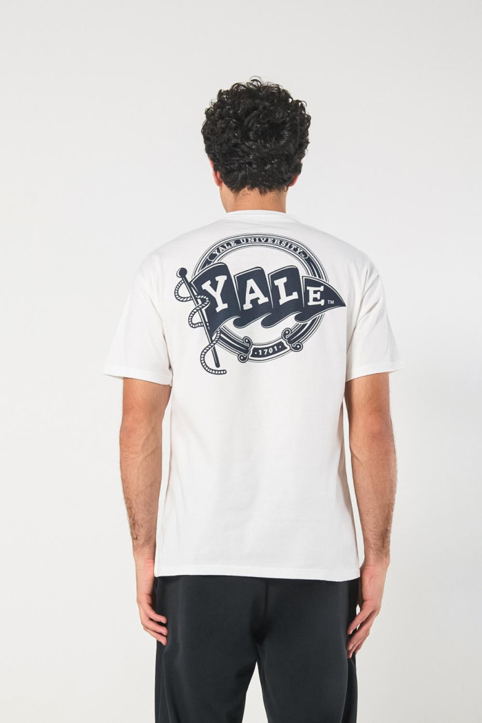 Camiseta crema clara cuello redondo con arte de Yale