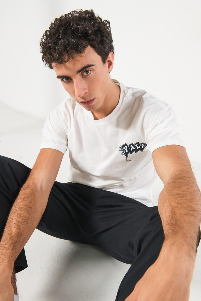Camiseta crema clara cuello redondo con arte de Yale