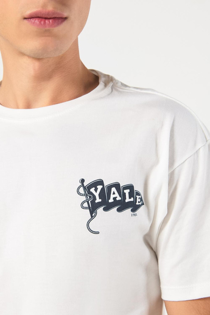 Camiseta crema clara cuello redondo con arte de Yale