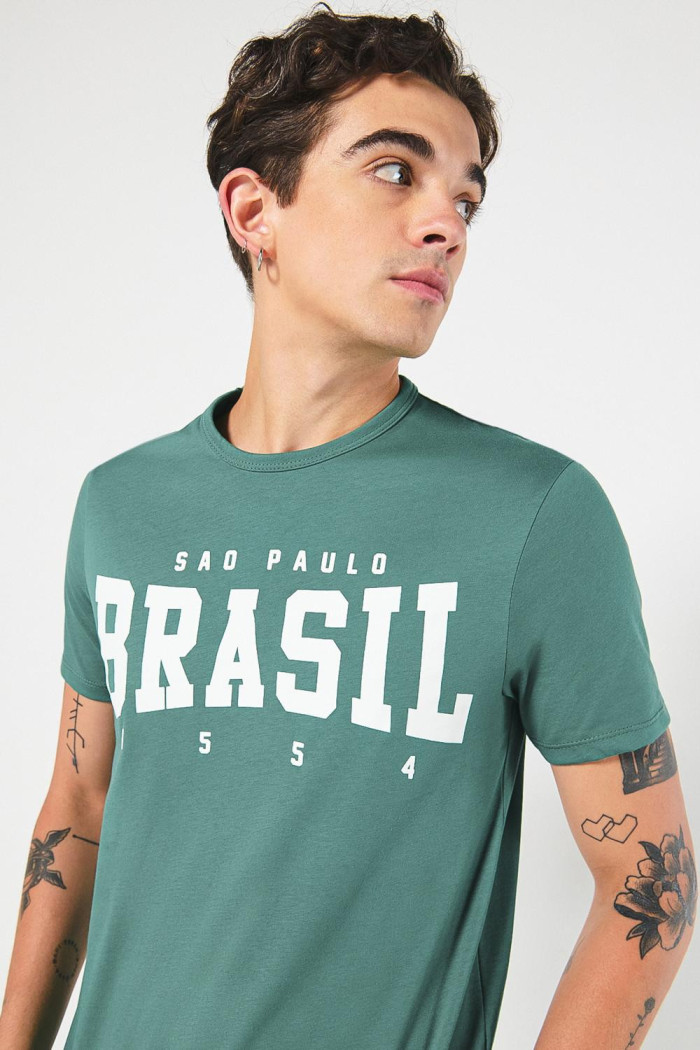 Camiseta verde oscura con texto college y cuello redondo
