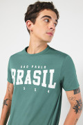 Camiseta verde oscura con texto college y cuello redondo