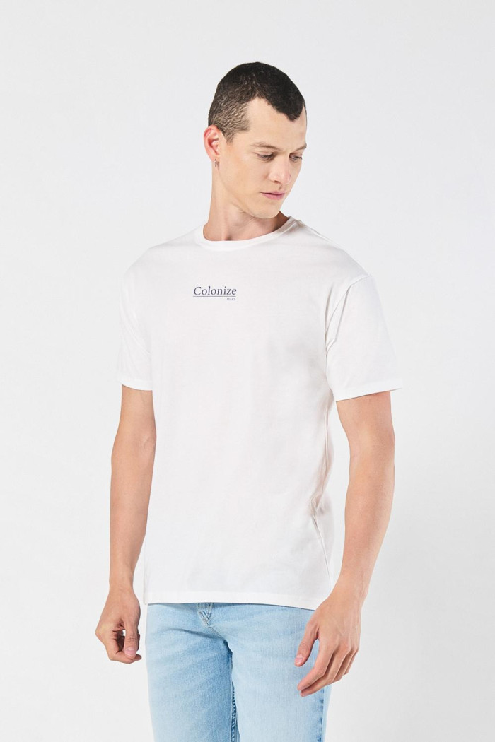 Camiseta cuello redondo crema clara con estampados cósmicos