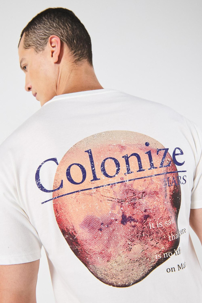 Camiseta cuello redondo crema clara con estampados cósmicos