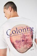 Camiseta cuello redondo crema clara con estampados cósmicos