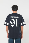 Camiseta azul oversize con diseño college y cuello redondo