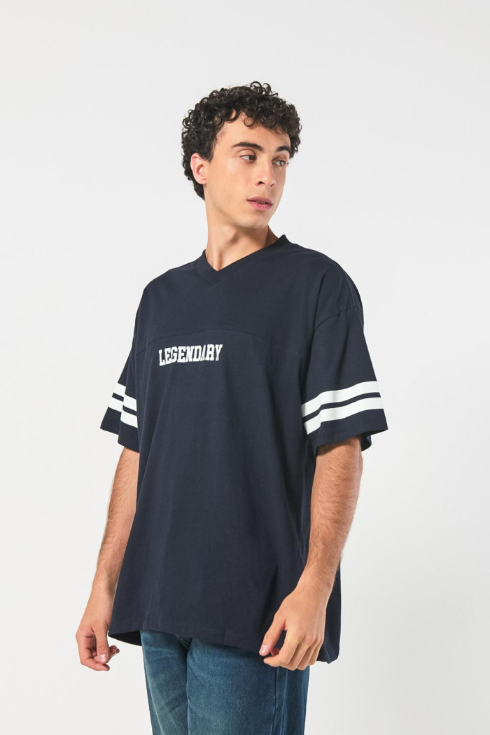 Camiseta azul oversize con diseño college y cuello redondo