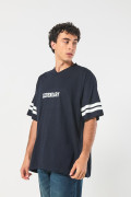 Camiseta azul oversize con diseño college y cuello redondo