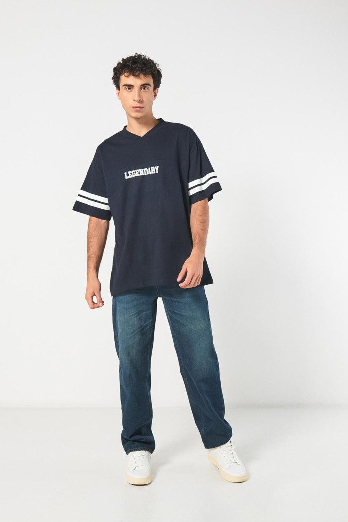 Camiseta azul oversize con diseño college y cuello redondo