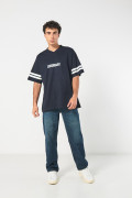 Camiseta azul oversize con diseño college y cuello redondo