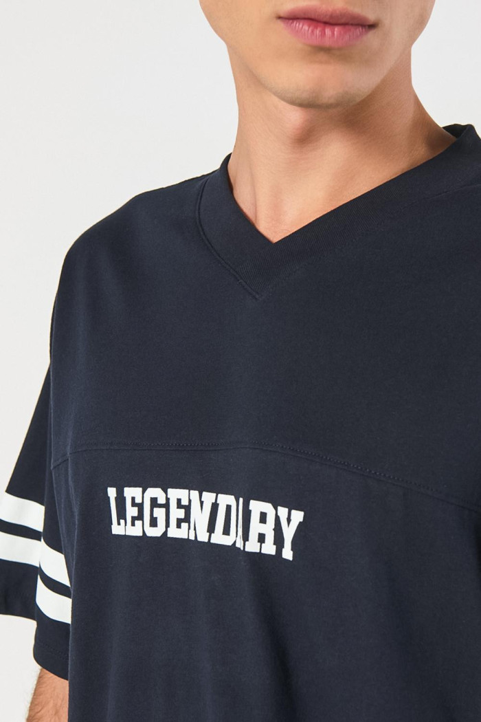 Camiseta azul oversize con diseño college y cuello redondo