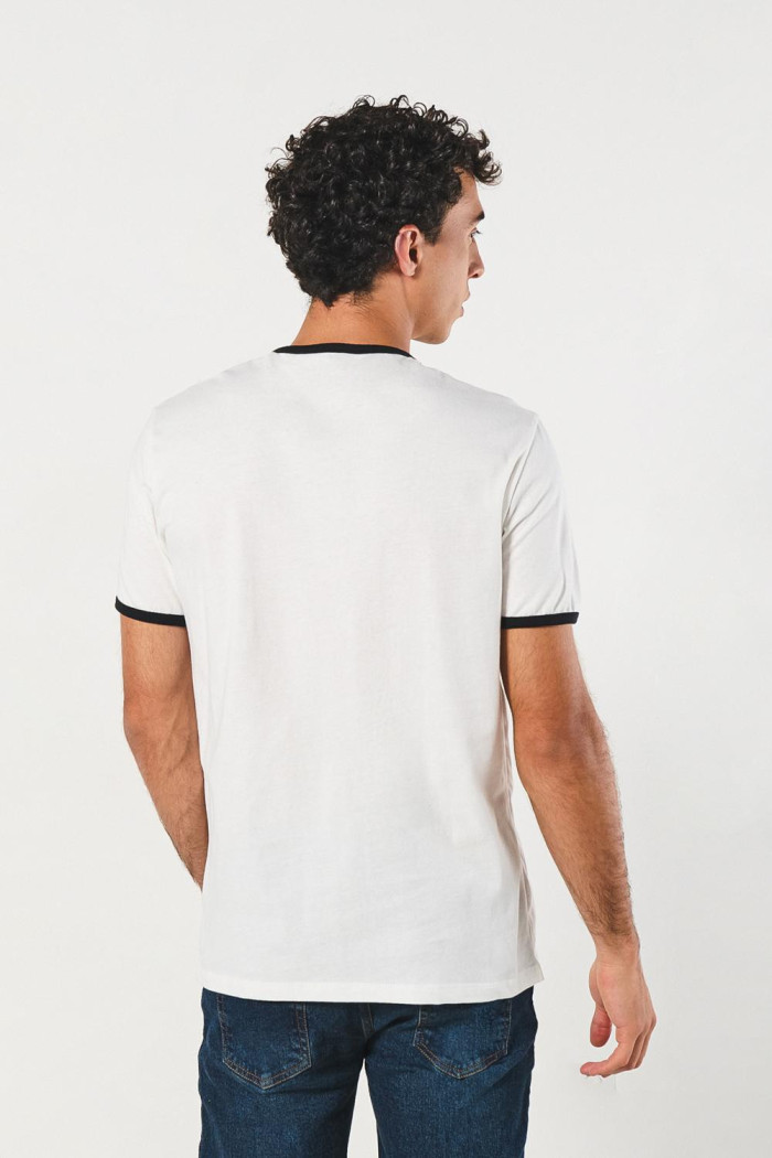 Camiseta college crema con cuello redondo y contrastes