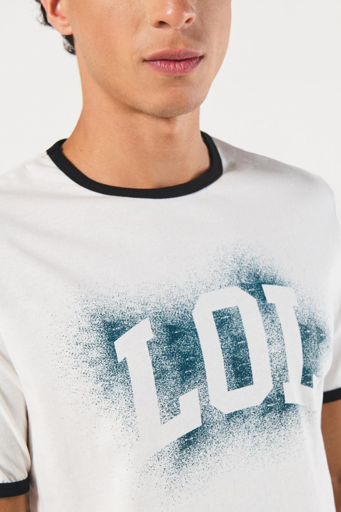 Camiseta college crema con cuello redondo y contrastes