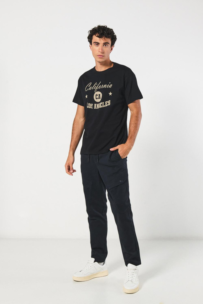 Camiseta manga corta negra con texto college en frente