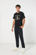 Camiseta manga corta negra con texto college en frente