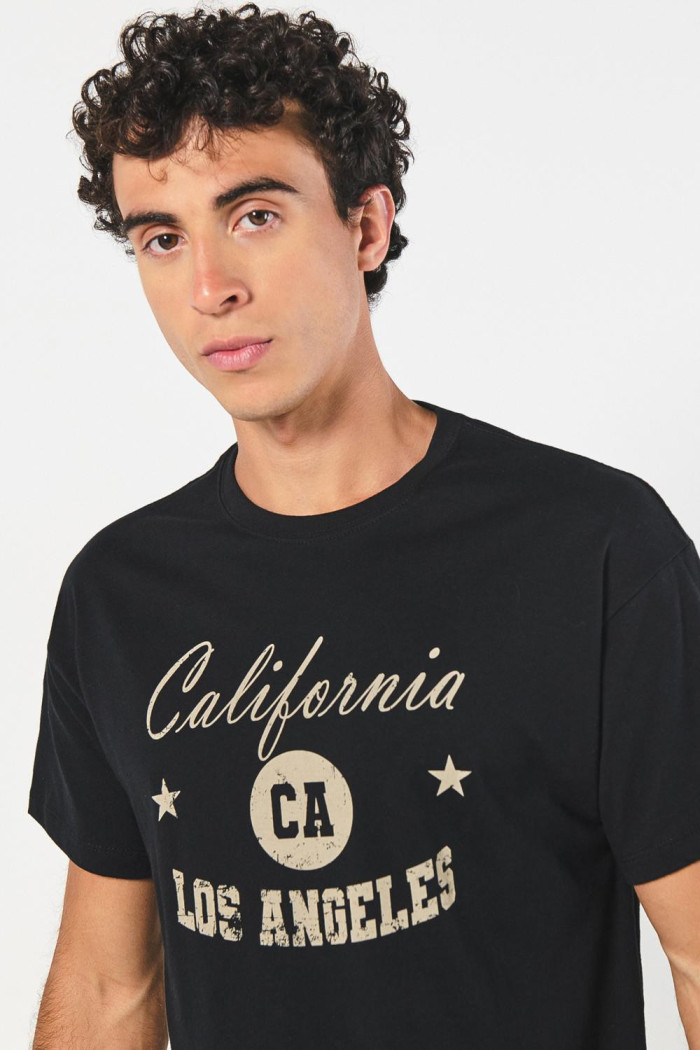 Camiseta manga corta negra con texto college en frente