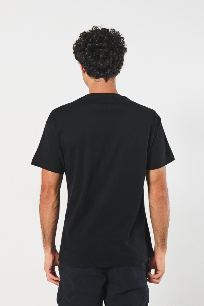 Camiseta manga corta negra con texto college en frente