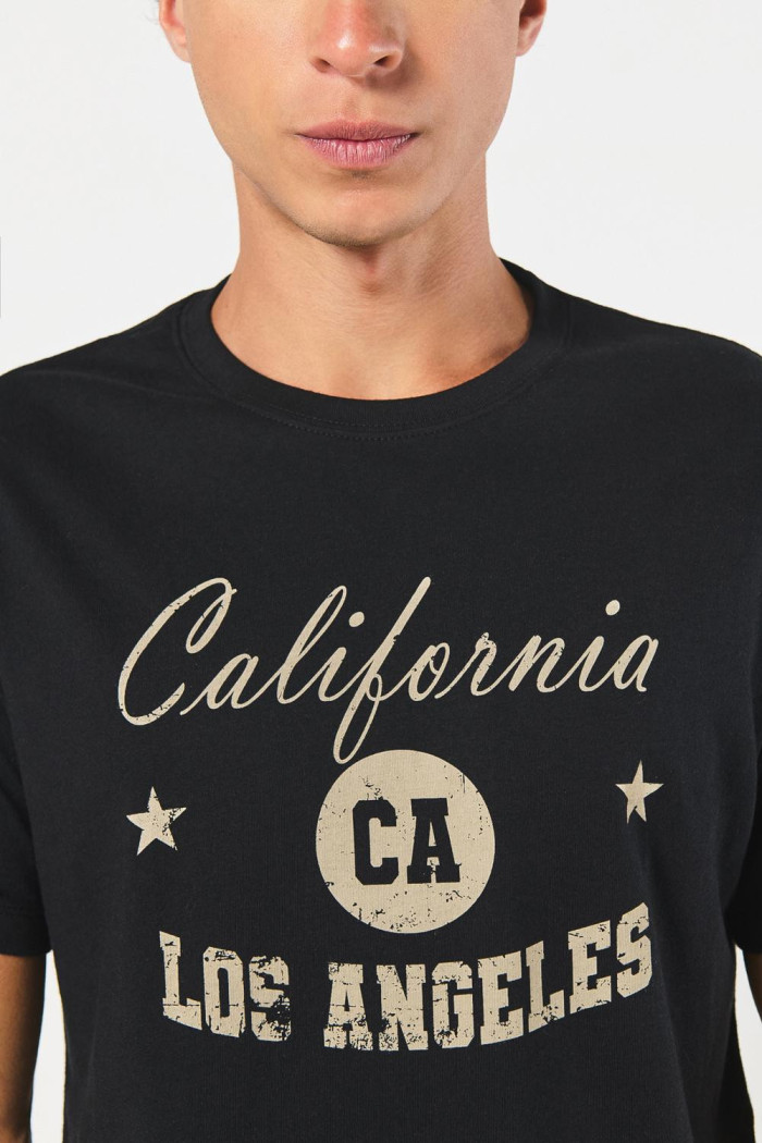 Camiseta manga corta negra con texto college en frente