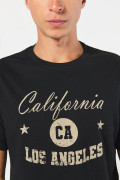 Camiseta manga corta negra con texto college en frente