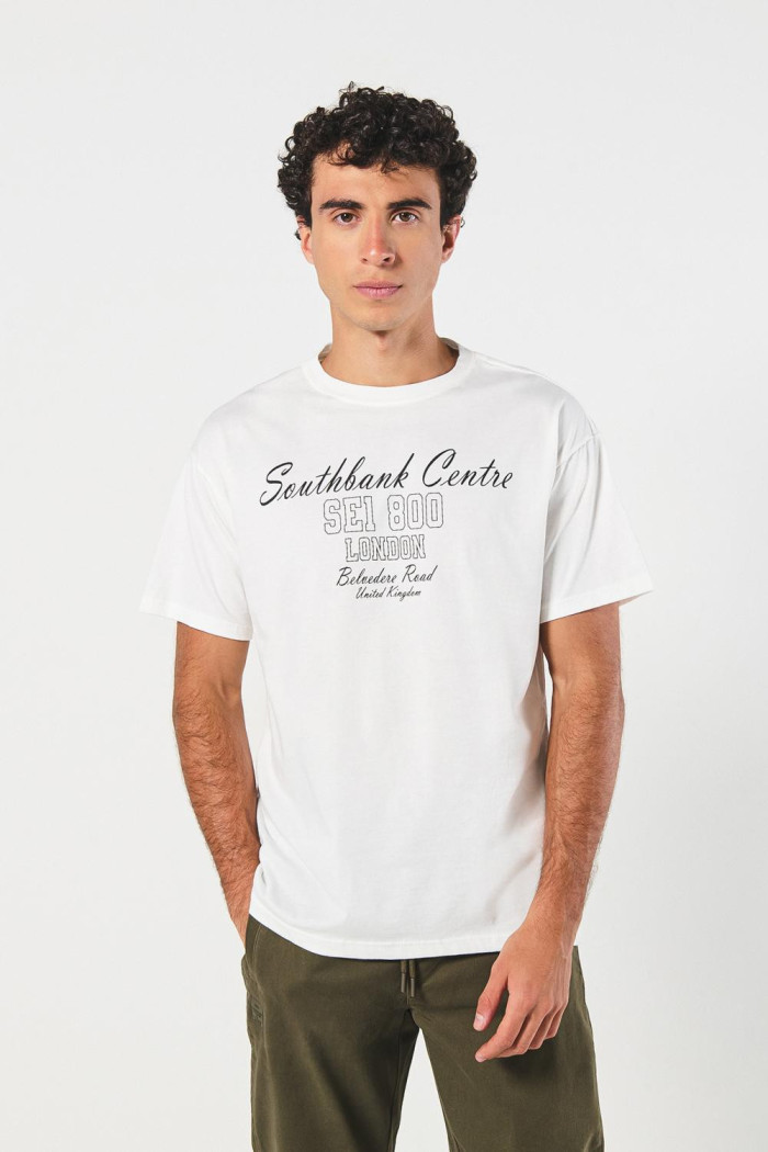 Camiseta cuello redondo crema con estampado college