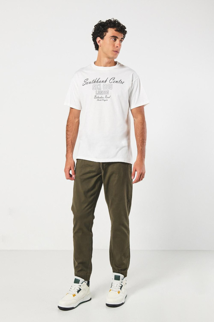 Camiseta cuello redondo crema con estampado college