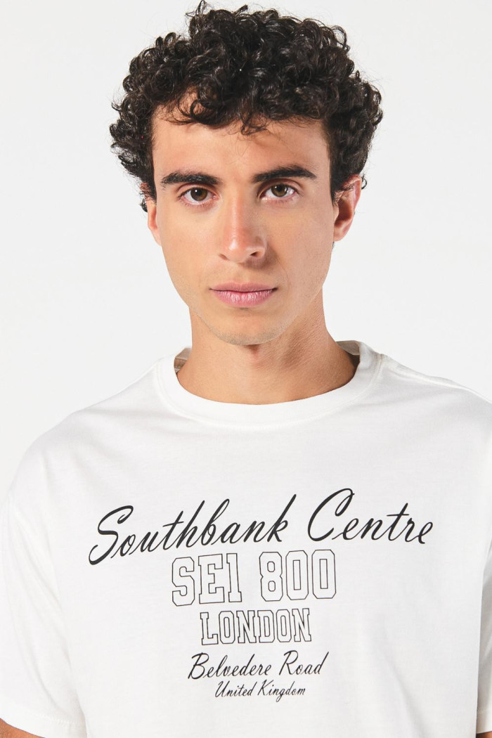 Camiseta cuello redondo crema con estampado college