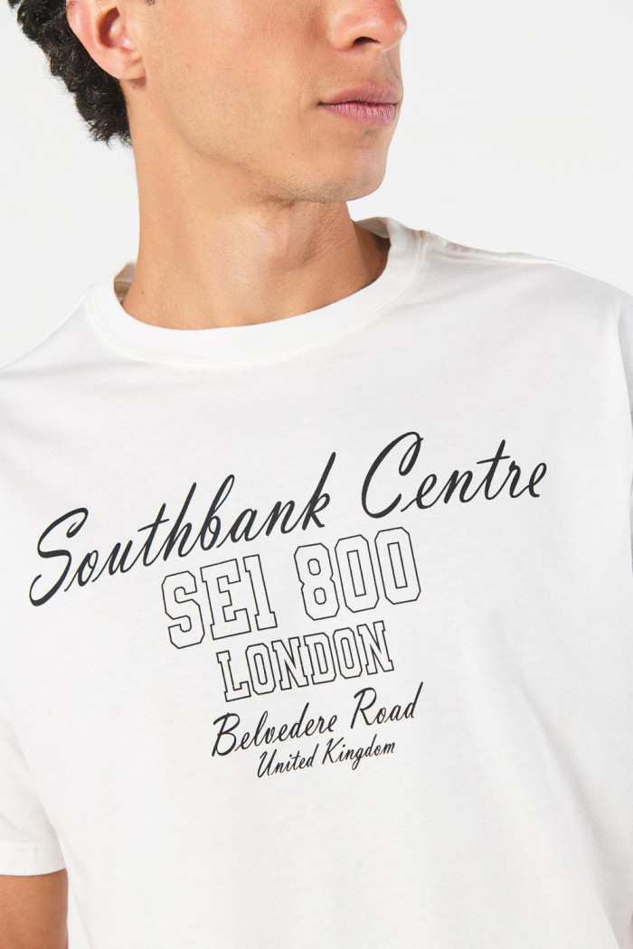 Camiseta cuello redondo crema con estampado college