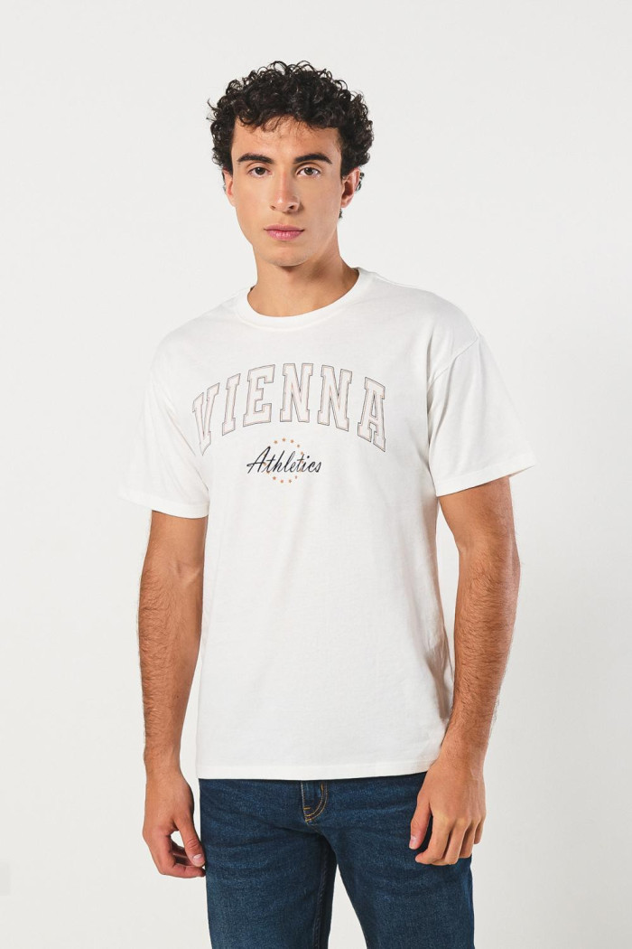 Camiseta en algodón crema college con cuello redondo