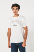 Camiseta en algodón crema college con cuello redondo