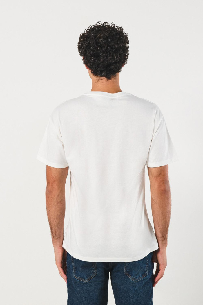 Camiseta en algodón crema college con cuello redondo