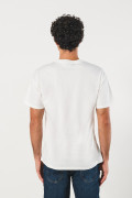 Camiseta en algodón crema college con cuello redondo
