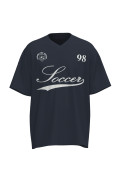 Camiseta oversize azul con cuello V y texto college