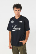 Camiseta oversize azul con cuello V y texto college