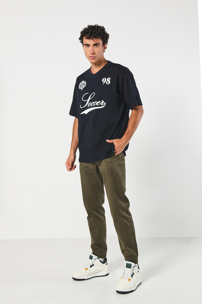 Camiseta oversize azul con cuello V y texto college