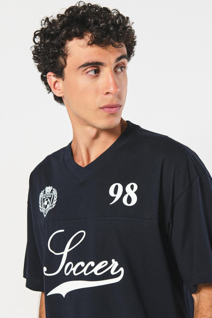 Camiseta oversize azul con cuello V y texto college
