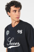 Camiseta oversize azul con cuello V y texto college