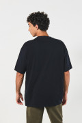 Camiseta oversize azul con cuello V y texto college