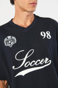Camiseta oversize azul con cuello V y texto college