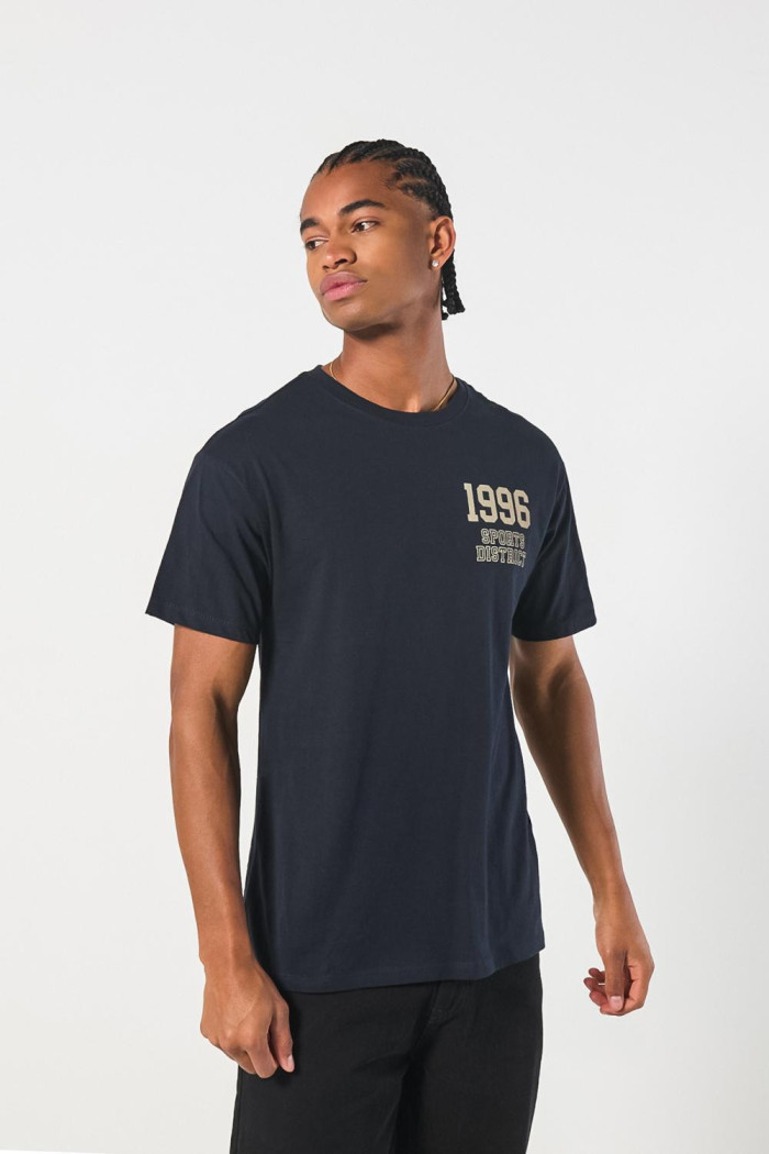 Camiseta azul intensa cuello redondo con diseño college