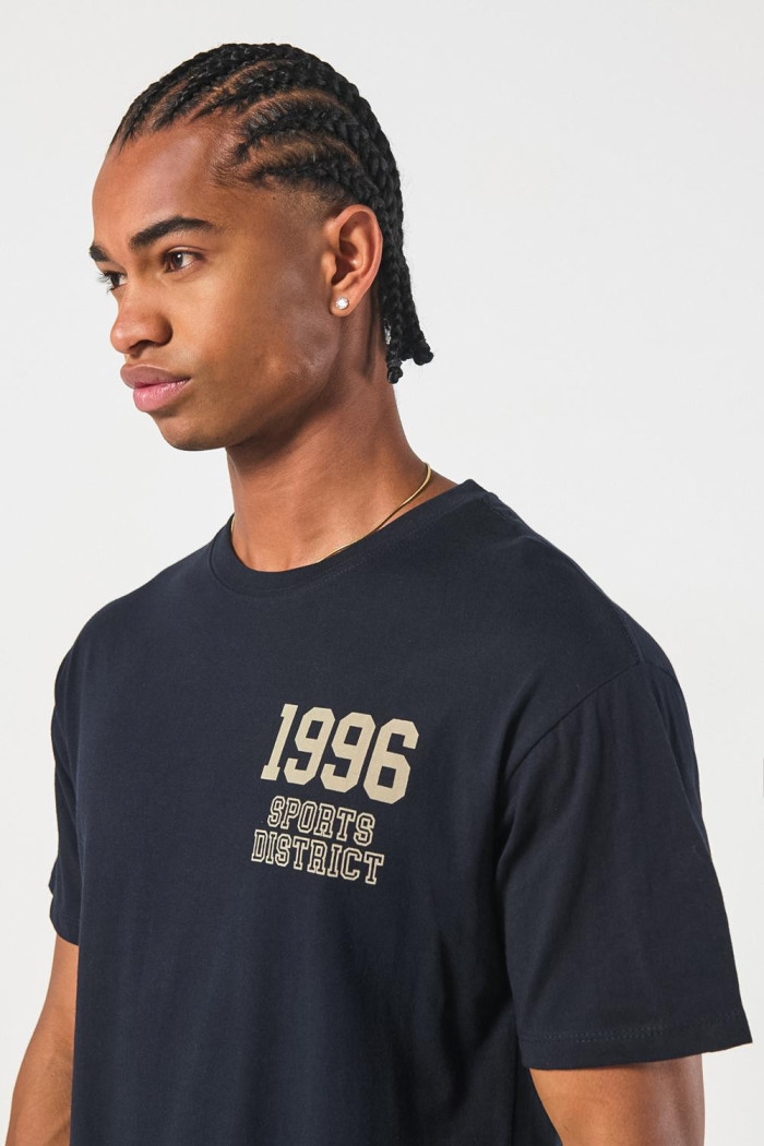 Camiseta azul intensa cuello redondo con diseño college
