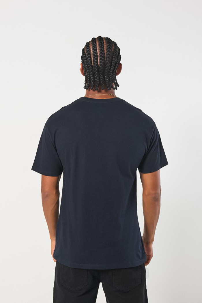 Camiseta azul intensa cuello redondo con diseño college