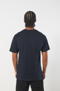 Camiseta azul intensa cuello redondo con diseño college