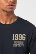 Camiseta azul intensa cuello redondo con diseño college