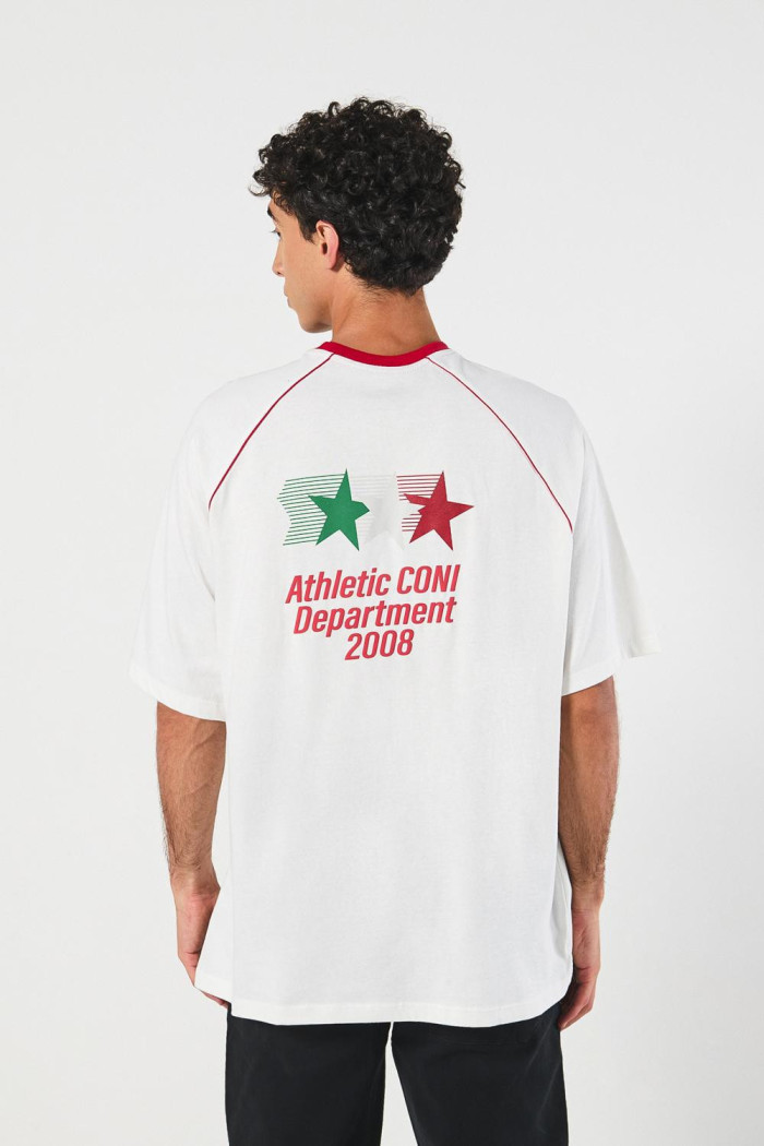 Camiseta oversize crema con diseños college y cuello redondo